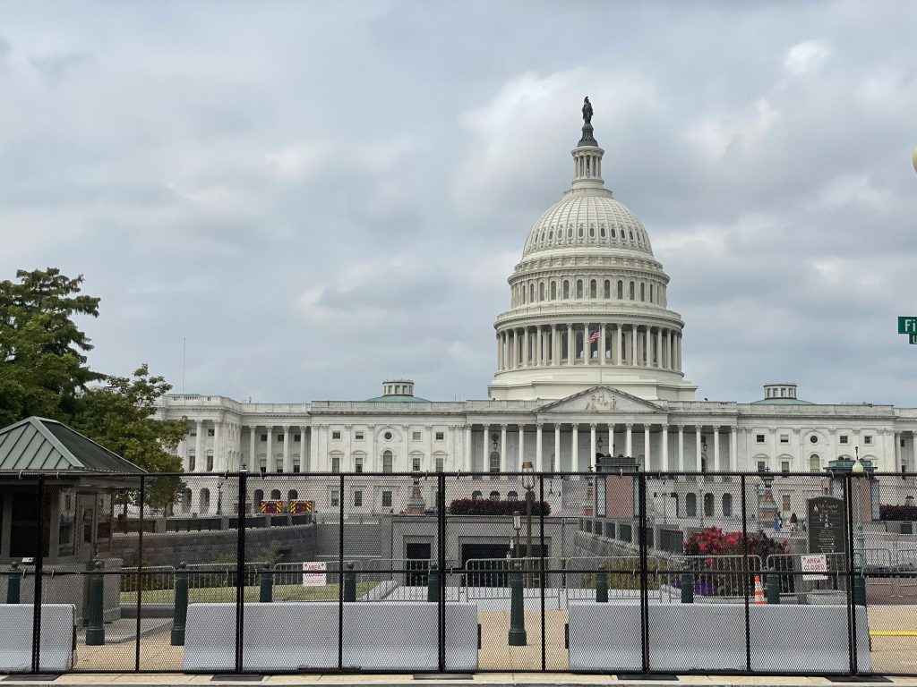 VIDEO: Fortăreață în jurul Capitoliului. Cum încearcă forțele americane să evite haosul la protestul pentru cei reținuți după atacul din ianuarie