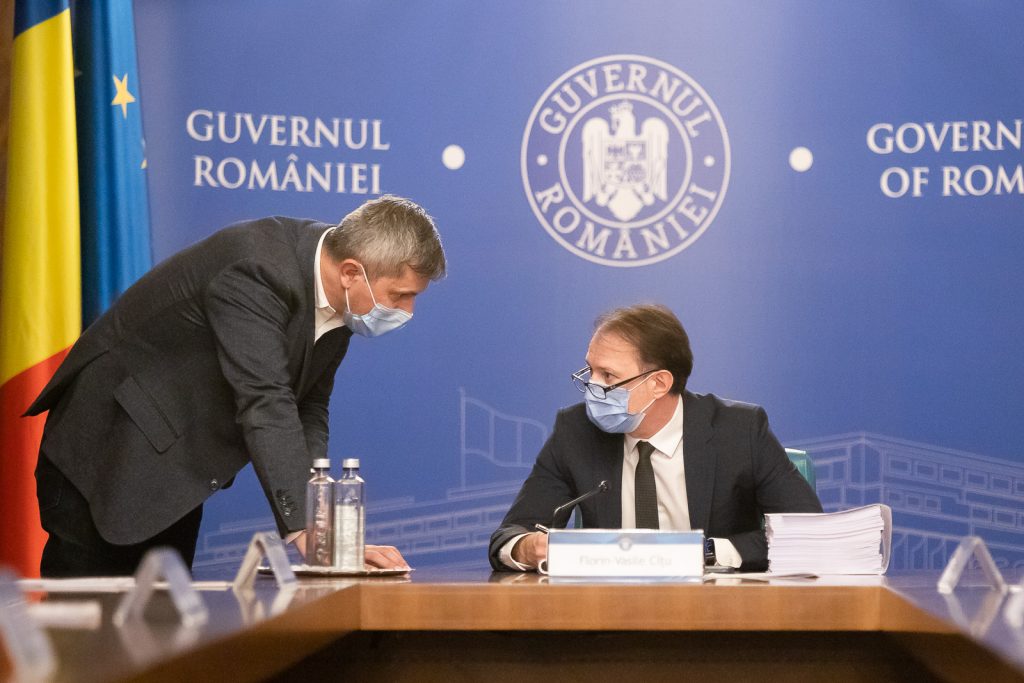 Dan Barna și Florin Cîțu discută în ședință de Guvern. Foto: gov.ro