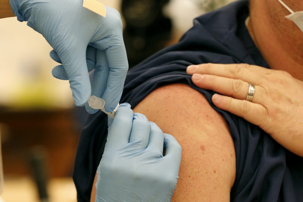 O femeie care primește vaccinul anti-COVID.