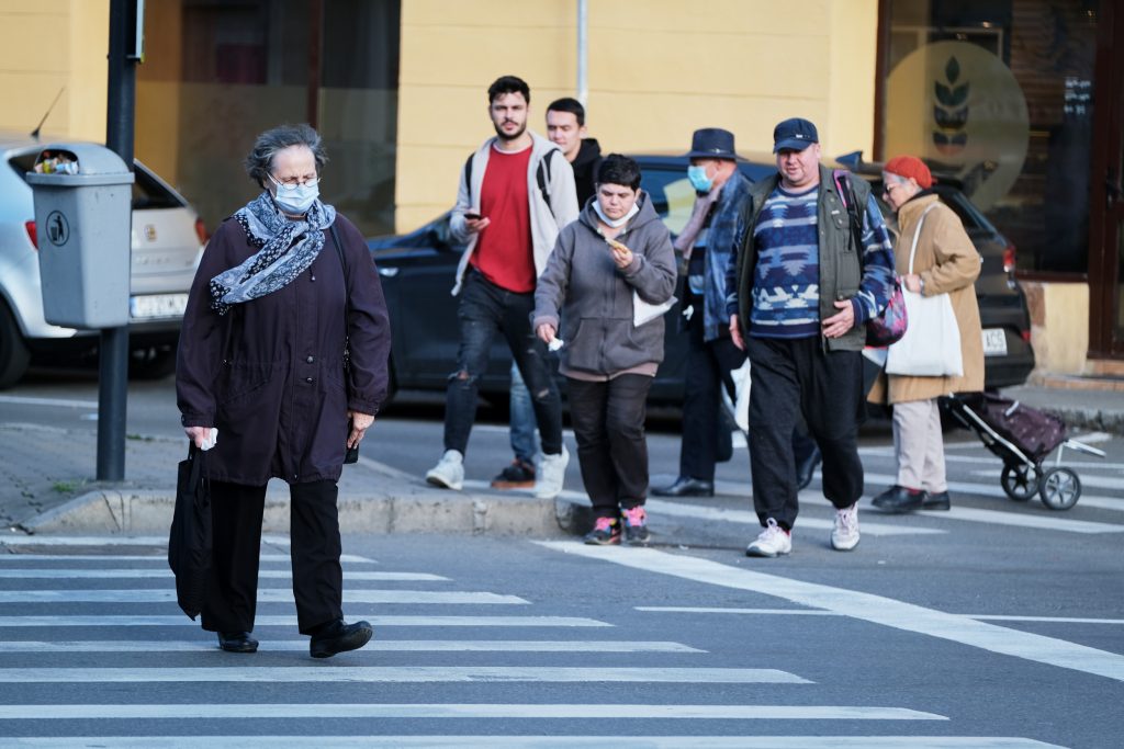 O femeie ce poarta masca de protectie traverseaza strada pe trecerea de pietoni, marti, 20 octombrie 2020, in Cluj-Napoca. Cluj Napoca a ajuns, marti, la o rata de infectare de peste 3 la mia de locuitori, astfel ca se trece la scenariul rosu. Consiliul Judetean pentru Situatii de Urgenta Cluj a decis sa adopte o serie de masuri restrictive pentru a stopa pandemia de Covid-19 cum ar fi: restaurantele, cafenelele si cinematografele se închid, mastile devin obligatorii in toate spatiile publice, iar elevii vor invata exclusiv online. Masurile vor intra in vigoare pe 22 octombrie, ora 0:00. RAUL STEF / MEDIAFAX FOTO