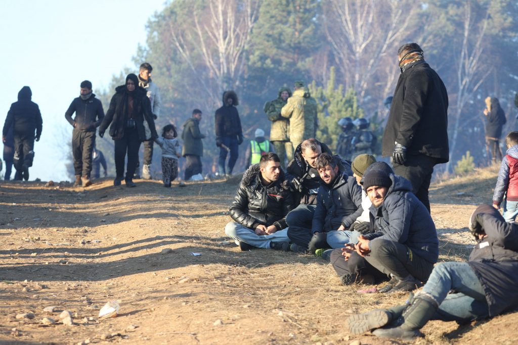 Migranţi la frontiera din Belarus. Un migrant plăteşte mii de dolari ca să ajungă în UE