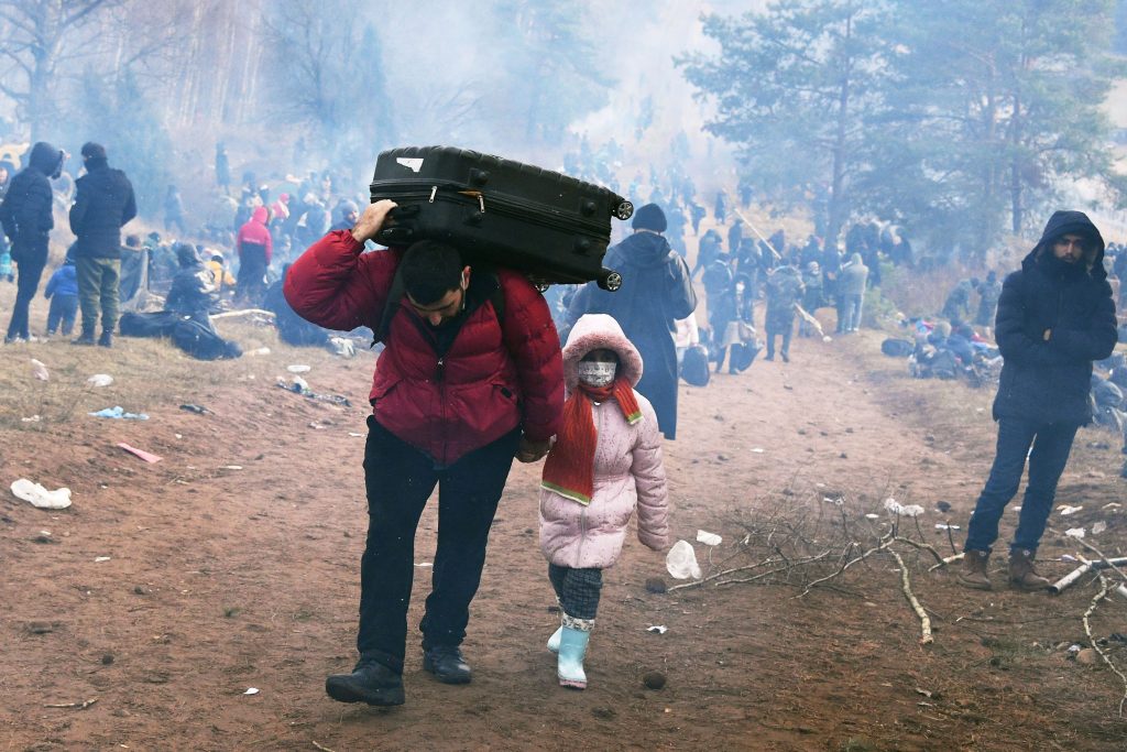 un migrant tine de mana o fetita la granita dintre polonia si belarus