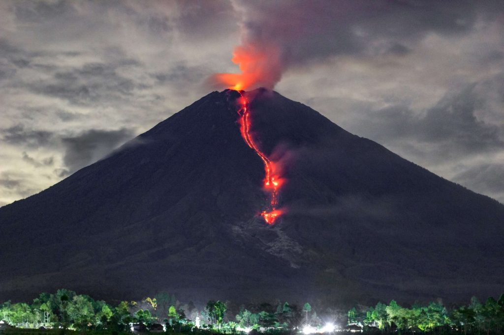 Vulcanul Semeru a început să erupă. Oamenii au fost avertizați să fie vigilenți