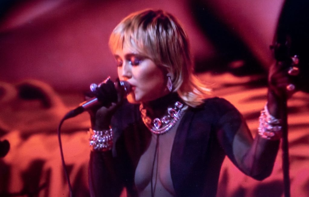 Miley Cyrus anunță un concert live pe pagina sa de Instagram. Va cânta din curtea locuinței sale