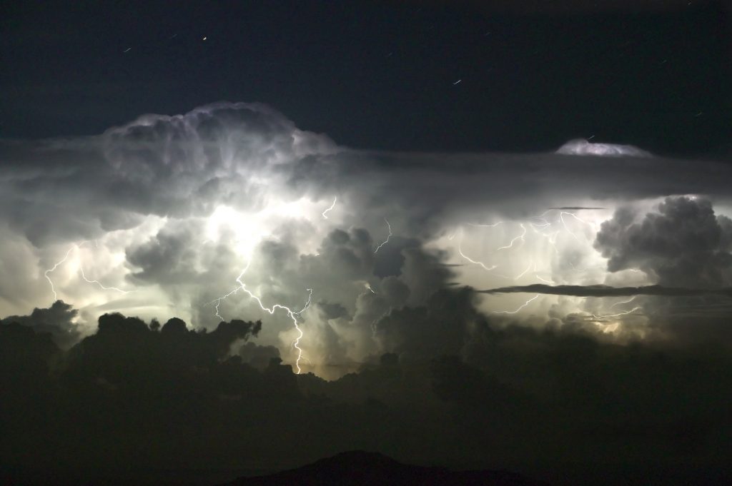 ALERTĂ METEO: Cod portocaliu de furtuni și galben de instabilitate atmosferică în România
