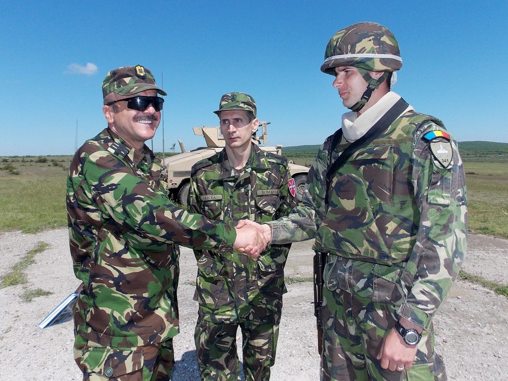 Un ofițer român în timpul unui exercițiu militar