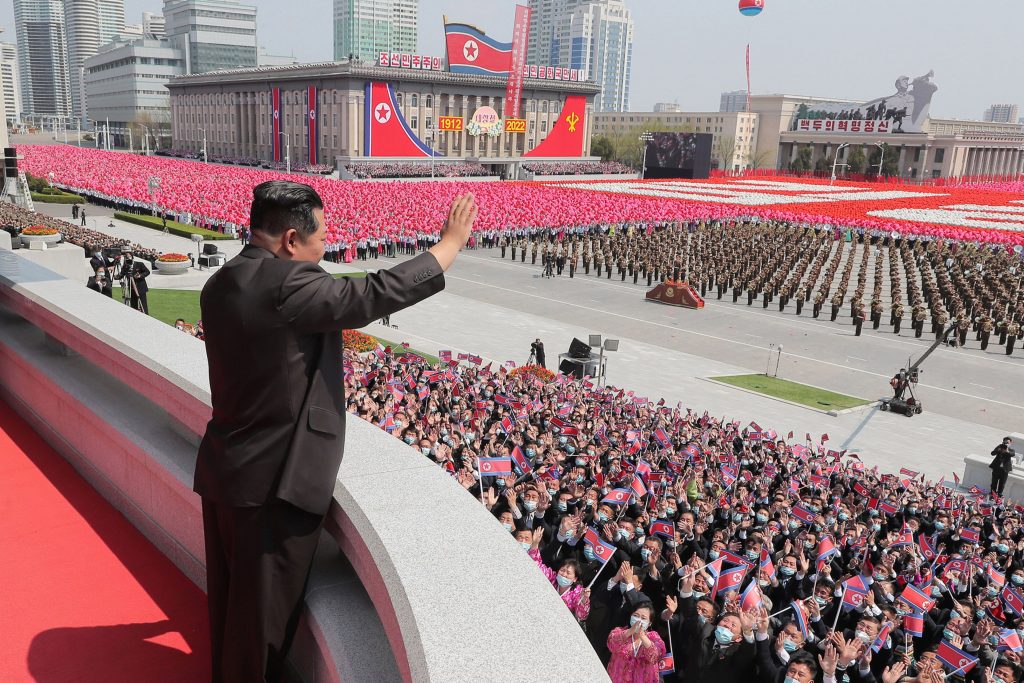 Coreea de Nord a organizat luni o paradă militară nocturnă pentru a marca aniversarea înfiinţării armatei sale