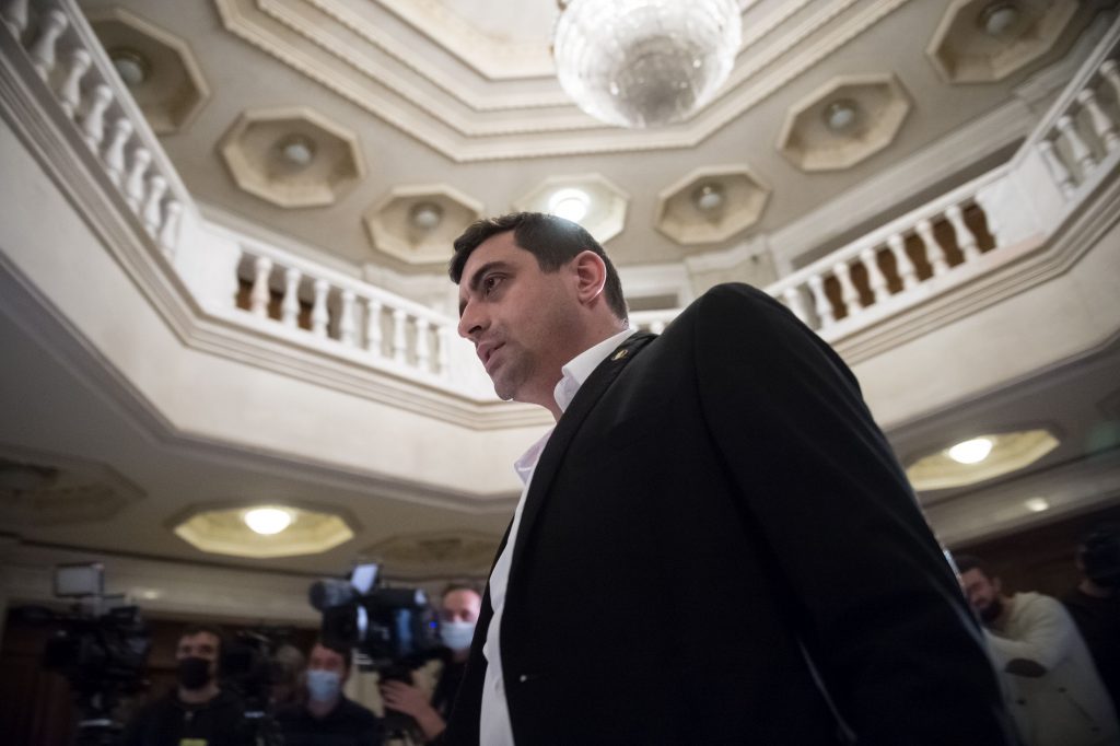 Presedintele AUR, George Simion, poate fi vazut la Parlament, in timpul negocierilor dintre PNL si PSD pentru formarea unei noi majoritati parlamentare si a guvernului, marti, 16 noiembrie 2021. ALEXANDRU DOBRE / MEDIAFAX FOTO