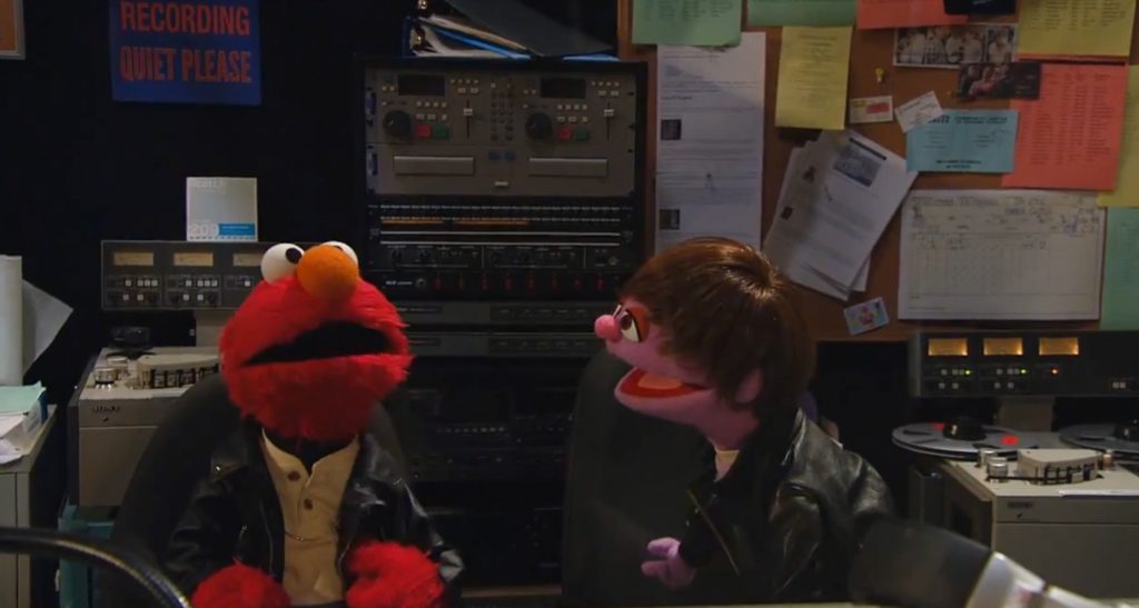 Elmo, Muppetul roșu preferat de toată lumea, a primit vaccinul Covid-19